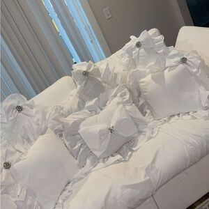 pillow sets of shams 6 and can do any initials or gold or silver brooch’s